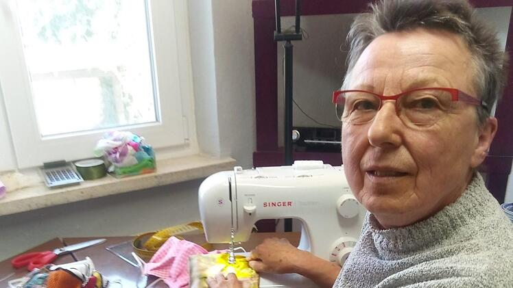 Bärbel Kachler aus Horbach an der Nähmaschine.privat