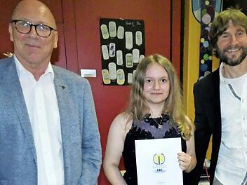 Schulbeste Annika Zapf wird von Rektor Mathias Liebig (links) und Klassenleiter Markus Gottwald ausgezeichnet.