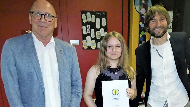 Schulbeste Annika Zapf wird von Rektor Mathias Liebig (links) und Klassenleiter Markus Gottwald ausgezeichnet.