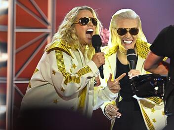 Kleine Breitseite gegen Stefan Raab: Barbara Sch&ouml;neberger (links) und Hazel Brugger traten bei "Eurovision Song Contest - Das Deutsche Finale 2026" als Doppelg&auml;nger von Stefan Raab auf.