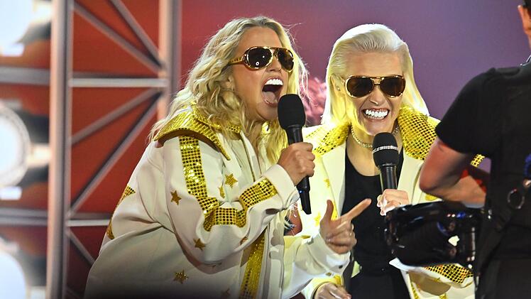 Kleine Breitseite gegen Stefan Raab: Barbara Sch&ouml;neberger (links) und Hazel Brugger traten bei "Eurovision Song Contest - Das Deutsche Finale 2026" als Doppelg&auml;nger von Stefan Raab auf.