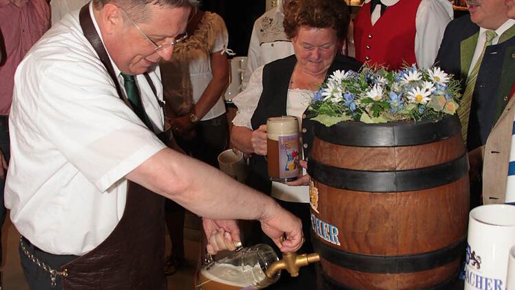 Der Probeanstich ist gelungen, das Bier läuft.