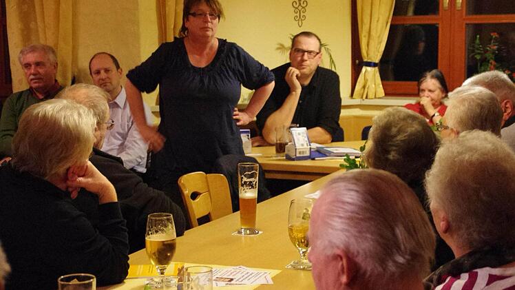 Katharina Steffen (stehend) informierte die Teilnehmer der Info-Veranstaltung. Foto: Marco Meißner