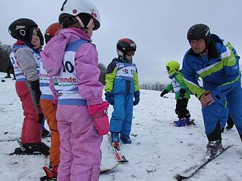 Zunächst mit nur einem Ski lernten die Kinder, das Gleichgewicht zu halten und am Hang entlang zu gleiten. Jürgen Paul zeigte ihnen, wie's geht. Foto: Matthias Einwag