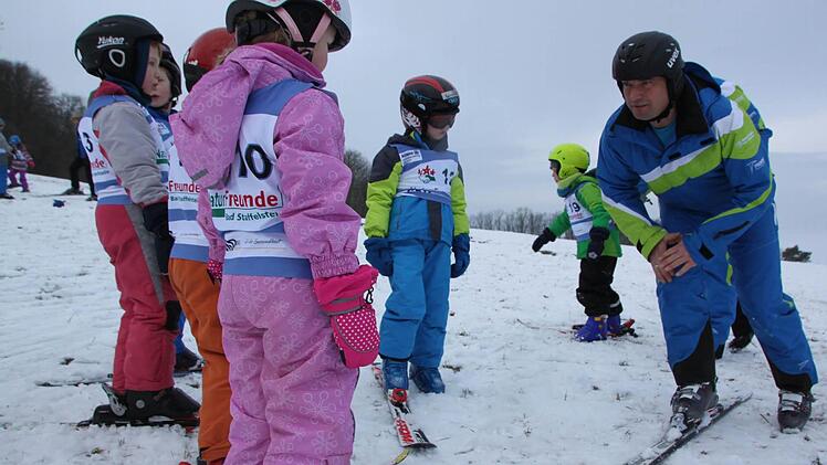 Zunächst mit nur einem Ski lernten die Kinder, das Gleichgewicht zu halten und am Hang entlang zu gleiten. Jürgen Paul zeigte ihnen, wie's geht. Foto: Matthias Einwag
