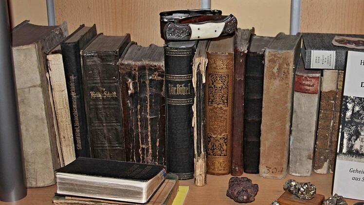 Viele Bücher wälzte Volker Kuhn in drei Jahren, um drei Bände über seinen Heimatort zu verfassen. Foto: Helmut Will