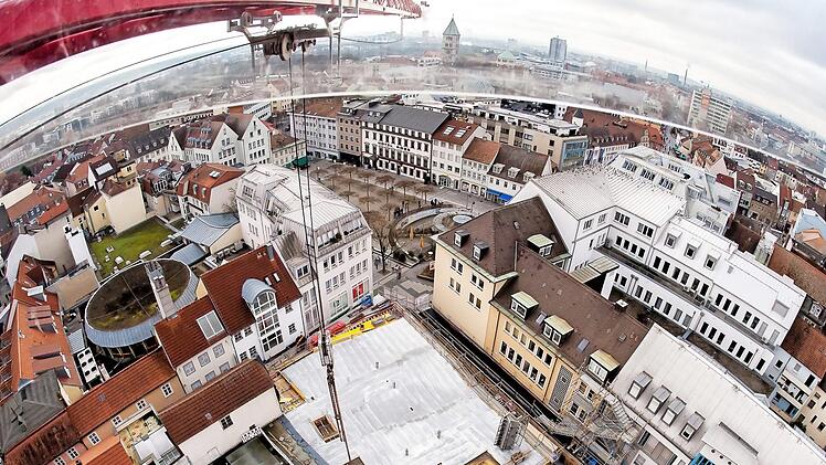 Der Blick des Kranfahrers auf die Baustelle am Kr&ouml;nlein-Areal im Dezember vergangenen Jahres. Mittlerweile ist der Rohbau des neuen Geb&auml;udes schon komplett fertig. Foto: Anand Anders