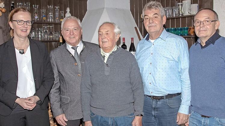 Dekanin Ott-Frühwald und Bürgermeister Fischer gratulierten dem ehemaligen "Chef der Urania", Rudi Ender, zum 90. Geburtstag. Mit ihm feierten auch seine Söhne Jörg (rechts) und Ralf und deren Familienmitglieder. Sein dritter Sohn Uwe kam erst am Nachmittag dazu.