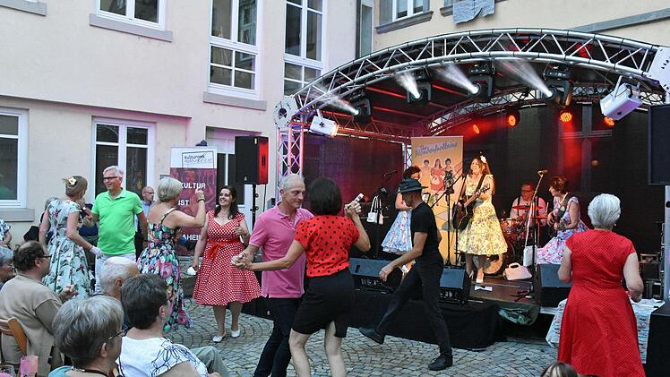 Viel Spaß hatten die Tänzer und Tänzerinnen mit der mitreißenden Musik der Wonderfrolleins beim Auftakt der Open-Air-Konzertreihe des Kulturamts Haßfurt live. Foto: Ulrike Langer