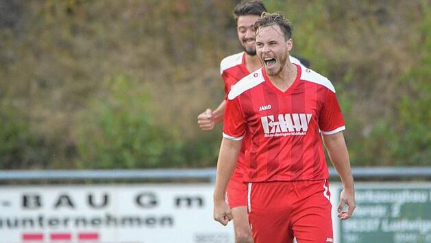 Florian Fischbach (vorne) wird ab der kommenden Saison f&uuml;r den FC Hirschfeld auf Torejagd gehen und will dort gleichzeitig auch als Spielertrainer &uuml;berzeugen.  Foto: Alexander Grober