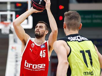Nicht nur das Duell zwischen Bambergs David Kravish (links) und Bayreuths Urgestein Andreas Seiferth dürfte am Mittwochabend ein spannendes werden.  Foto: Daniel Löb