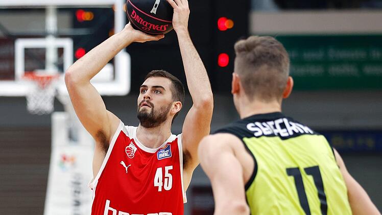 Nicht nur das Duell zwischen Bambergs David Kravish (links) und Bayreuths Urgestein Andreas Seiferth dürfte am Mittwochabend ein spannendes werden.  Foto: Daniel Löb