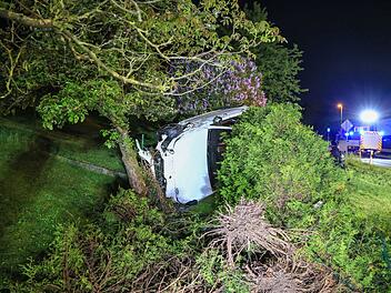 Unfall auf B173 bei Oberlangenstadt: Vier Menschen verletzt