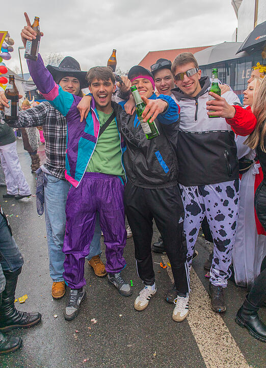 Buntes Faschingstreiben begeistert groß und klein.