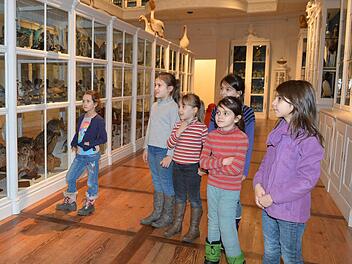 Bei einem Besuch im Naturkundemuseum: Madina, Zaira, Maka, Samira, Rajana und Leni als kleine Gäste der KulturTafel. Foto: Ronald Rinklef