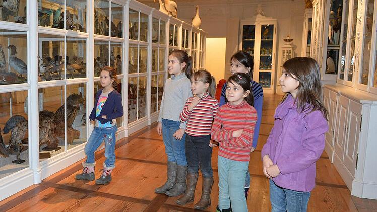 Bei einem Besuch im Naturkundemuseum: Madina, Zaira, Maka, Samira, Rajana und Leni als kleine Gäste der KulturTafel. Foto: Ronald Rinklef