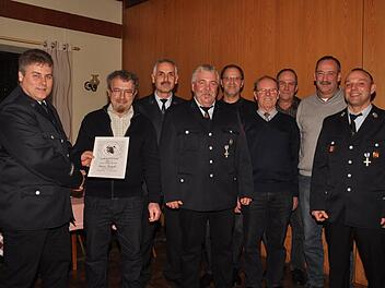 Für treue Mitgliedschaft zur Stralsbacher Feuerwehr zeichnete der Vorsitzender Enrico Kröckel (von links) aus: Heinz Straub, Elmar Zwiefel, Norbert Wegemer, Waldemar Straub, Ewald Wehner, Walter Schlereth, Bernd Schlereth. Daneben 2. Vorsitzender Wolfgang Karch. Foto: klk