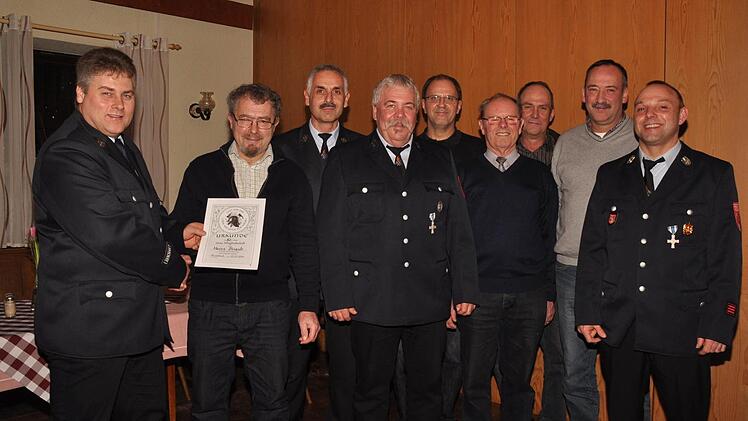 Für treue Mitgliedschaft zur Stralsbacher Feuerwehr zeichnete der Vorsitzender Enrico Kröckel (von links) aus: Heinz Straub, Elmar Zwiefel, Norbert Wegemer, Waldemar Straub, Ewald Wehner, Walter Schlereth, Bernd Schlereth. Daneben 2. Vorsitzender Wolfgang Karch. Foto: klk