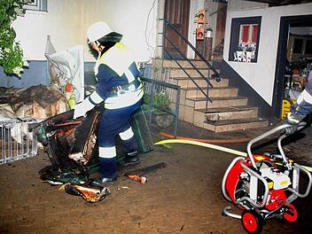 Feuerwehrleute beim Ausräumen der verkohlen Einrichtungsgegenstände des Heizungskellers Fotos: Stefan Johannes