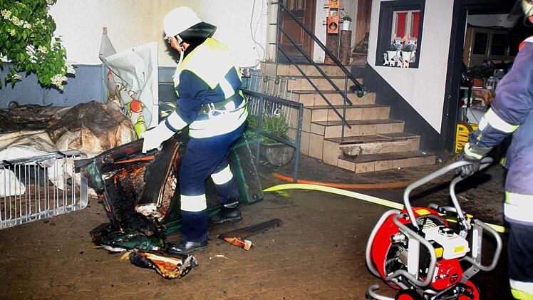 Feuerwehrleute beim Ausräumen der verkohlen Einrichtungsgegenstände des Heizungskellers Fotos: Stefan Johannes