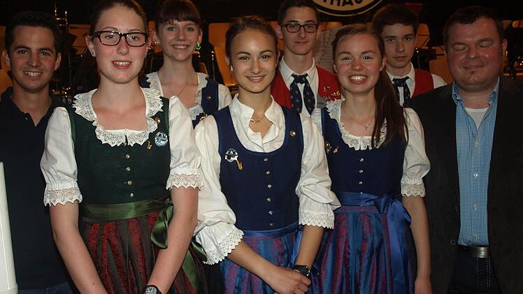 Ehrenzeichen des NBMB überreichte Dominik Sitter (ganz rechts) an von links Tobias Keßler (20 Jahre aktiv), Franziska Schubert, Antonia Neumann, Julia Mehn, Andreas Breuter, Miriam Stahl und Konstantin Schenk (alle 10 Jahre aktiv).  Foto: Stefan Geiger
