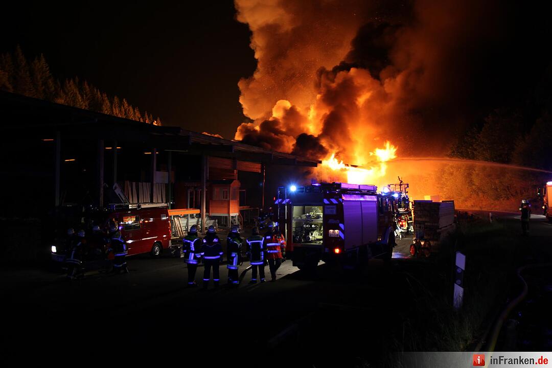 Riesiges Flammeninferno zerstoert grosses Saegewerk - Meterhohe Flammen