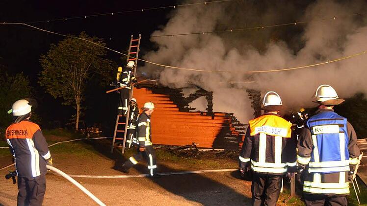 Zum Brand eines Gartenhäuschens in Bad Kissingen ist die Feuerwehr in der Nacht zum Donnerstag ausgerückt. Foto: Peter Rauch