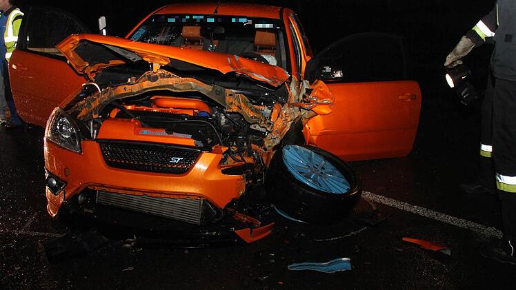 So sah der Motorraum des Ford Focus nach dem Crash aus-