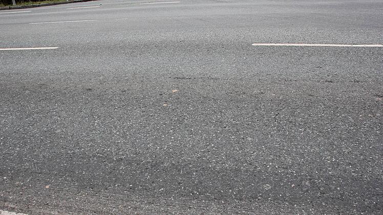Die Fahrbahn ist uneben und wellig.