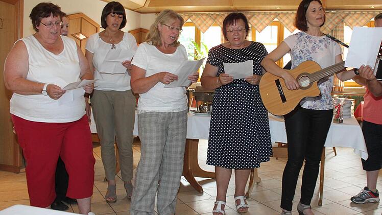 Die Kollegen singen für Michael Barnickel ein Lied zum Ruhestand. Foto: Gerd Klemenz