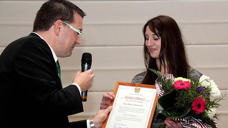 Bianca Dürrbeck wurde schon zweimal von Bürgermeister Karsten Fischkal für ihre Erfolge im Tanzsport geehrt. Foto: Johanna Blum