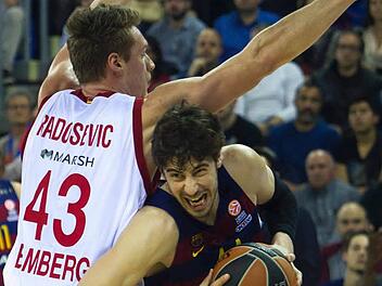 Kroaten unter sich: Leon Radosevic von Brose Bamberg k&auml;mpft mit Barcelonas Center Ante Tomic um den Ball. Im M&auml;rz 2016 machten die Bamberger in Spanien keine gute Figur und verloren mit 57:75. Foto: EPA/QUIQUE GARCIA/dpa