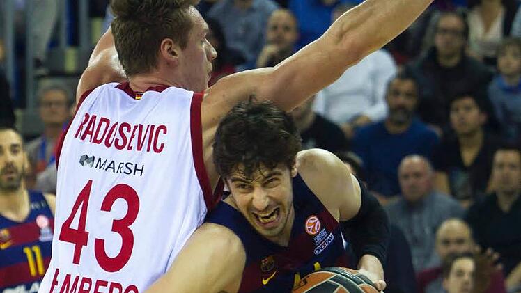 Kroaten unter sich: Leon Radosevic von Brose Bamberg k&auml;mpft mit Barcelonas Center Ante Tomic um den Ball. Im M&auml;rz 2016 machten die Bamberger in Spanien keine gute Figur und verloren mit 57:75. Foto: EPA/QUIQUE GARCIA/dpa