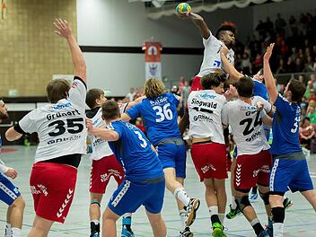 Hier gehört Gary Hines die Lufthoheit in der Bürgermeister-Goebels-Halle, als er abhebt und entschlossen abzieht. Er erzielte fünf Tore bei der 20:30-Niederlage des HSC gegen den mehrfachen deutschen Meister TV Großwallstadt.  Foto: Anand Anders