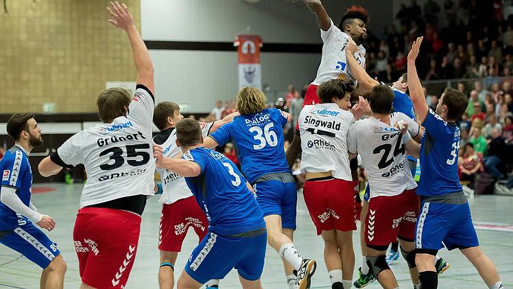 Hier gehört Gary Hines die Lufthoheit in der Bürgermeister-Goebels-Halle, als er abhebt und entschlossen abzieht. Er erzielte fünf Tore bei der 20:30-Niederlage des HSC gegen den mehrfachen deutschen Meister TV Großwallstadt.  Foto: Anand Anders