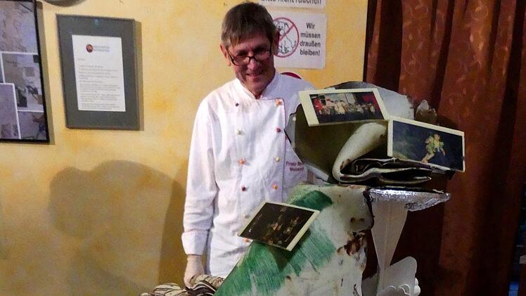 Für jedes Theaterstück hatte Konditormeister Franz Besold eine spezielle Eis-Torte gefertigt. Foto: Dieter Hübner