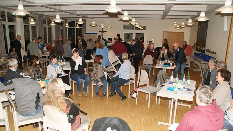 Die drei Seelsorgeräume, die künftig im Dekanat Haßberge gebildet werden, setzten sich nach der Abstimmung im Pfarrsaal in Hofheim zu ersten Gesprächen zusammen. Dies war der Auftakt für einen Prozess, der sicherlich einige Jahre dauern wird.Sabine Weinbeer