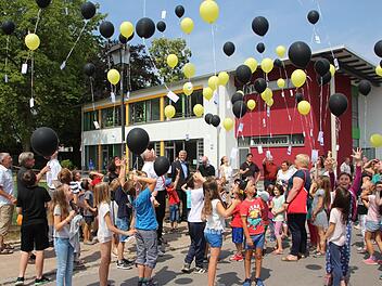 100 Luftballons stiegen bei der Einweihung des neuen Betreuungsgebäudes in Ebern empor. Die Kinder, ihre Betreuer und alle Ehrengäste hatten ihre Freude an dem Schwarm schwarz-gelber Ballons. Fotos: Eckehard Kiesewetter