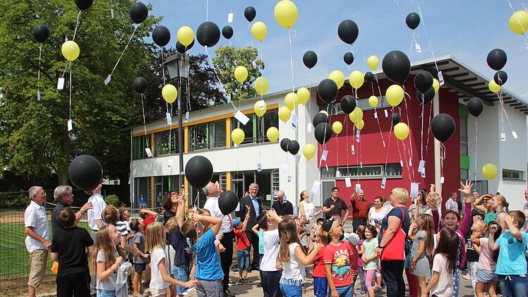 100 Luftballons stiegen bei der Einweihung des neuen Betreuungsgebäudes in Ebern empor. Die Kinder, ihre Betreuer und alle Ehrengäste hatten ihre Freude an dem Schwarm schwarz-gelber Ballons. Fotos: Eckehard Kiesewetter