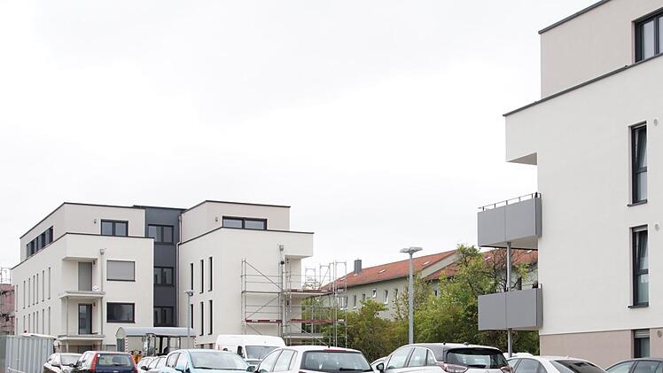 Nun können auch in das zweite neue Mehrfamilienhaus am Friedhof die Mieter einziehen.  Foto: Arkadius Guzy