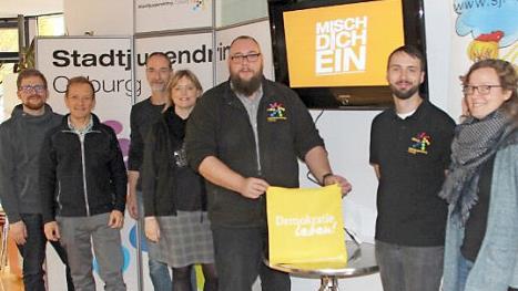 "Misch Dich ein!", fordern (von links): Stefan Hofknecht, Uli Schmerbeck, Oliver und Christine Völker, Alexander Müller, Luis Münster und Anna-Lena Hänel. Foto: Christiane Lehmann