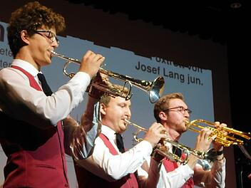 Ein kraftvolles Trompetertrio bildeten (von links) Lucas Nützel, Martin Schultheiß und Felix Biedermann. Foto: Horst Wunner