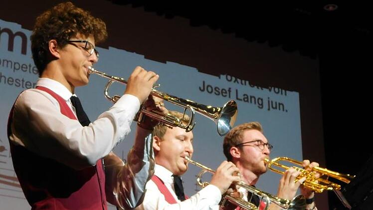 Ein kraftvolles Trompetertrio bildeten (von links) Lucas Nützel, Martin Schultheiß und Felix Biedermann. Foto: Horst Wunner