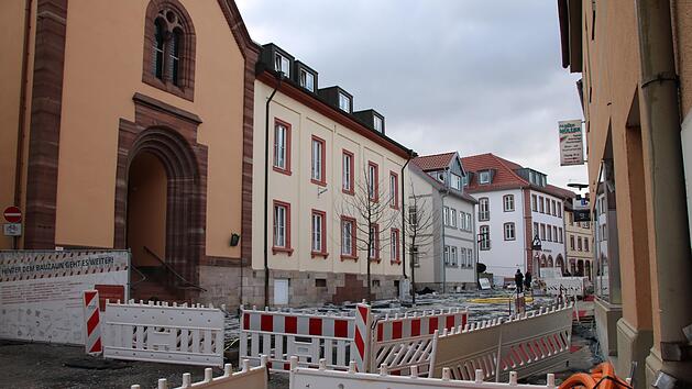 Zwei Problemfälle in einem Bild: Beim Ausbau der Bahnhofstraße (vorne) gehen dem Stadtrat die Arbeiten nicht schnell genug voran. Dahinter steht das Bürgerspital, bei dem die Stadt im Dezember eine juristische Niederlage hinnehmen musste und nun auf eine Verlängerung der Frist zum Weiterbetrieb nach August 2021 hofft.