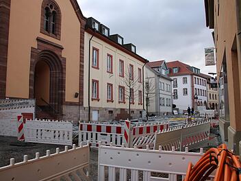 Zwei Problemfälle in einem Bild: Beim Ausbau der Bahnhofstraße (vorne) gehen dem Stadtrat die Arbeiten nicht schnell genug voran. Dahinter steht das Bürgerspital, bei dem die Stadt im Dezember eine juristische Niederlage hinnehmen musste und nun auf eine Verlängerung der Frist zum Weiterbetrieb nach August 2021 hofft.
