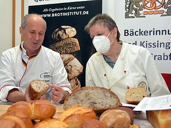 Brotprüfer Manfred Stiefel  (links) vergab für die eingereichten 50 Proben insgesamt 36 mal ein "sehr gut", die anderen 14 Backwaren erhielten ein "gut". Durchgefallen ist keine einzige Probe.  Foto: Peter Rauch