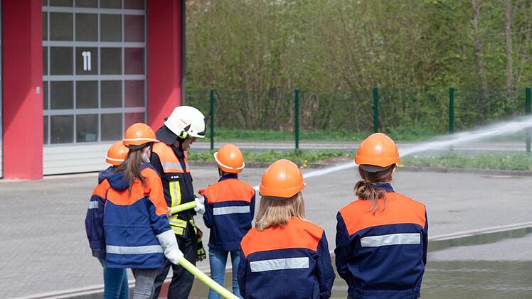 Beim Girls Day der Freiwilligen Feuerwehr Bad Br&uuml;ckenau konnten die M&auml;dchen einen Einblick in die Arbeit der Feuerwehr gewinnen.