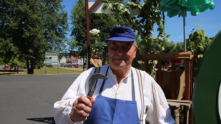 Ernst Geist stellte den "Schnitthepper" dar, den inoffiziellen Ortsnamen der Nüdlinger. Seine Heppe war die einzig zugelassene Waffe im Festzug. Foto: Ralf Ruppert