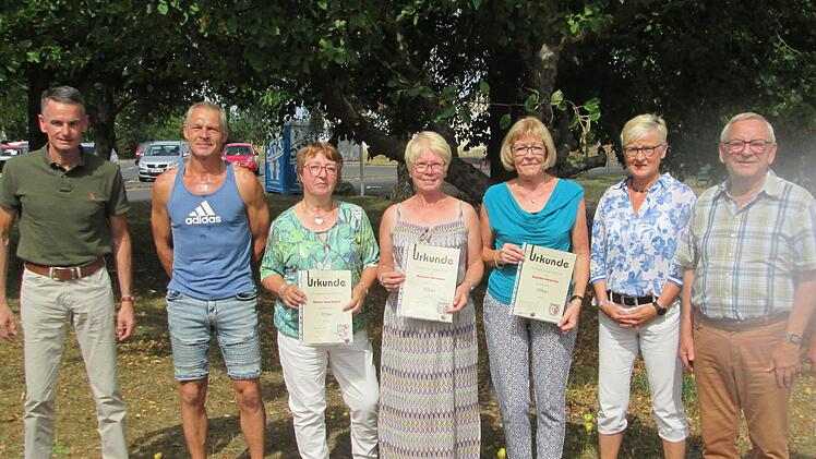 Vorstand Georg Oel (links) dankte den Mitgliedern, die seit 25 Jahren dem TV/DJK Hammelburg angehören mit der Silbernadel (ab 2. v. l.): Karlheinz Manninger, Therese Loose-Englert, Marianne Eisenhauer und Angelika Schwering. Verabschiedet wurden d...