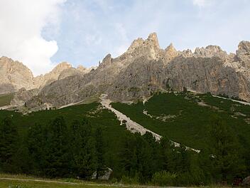 Bergmassiv der Rosengartengruppe in den Dolomiten